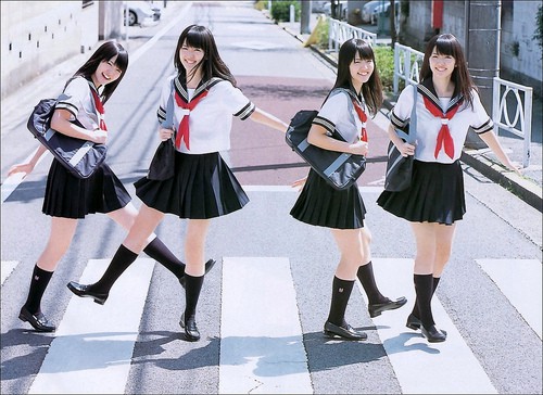 Tuyệt kỹ cắt chân váy dài thành ngắn của nữ sinh Nhật Bản