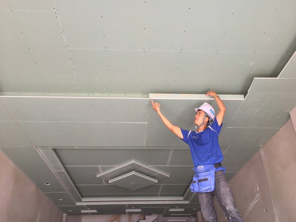 Trần thạch cao an toàn là giải pháp hoàn hảo cho các công trình xây dựng hiện đại. Thi công trần thạch cao an toàn giúp bảo vệ sức khỏe người lao động và mang lại một không gian sống thoải mái và đẹp mắt.