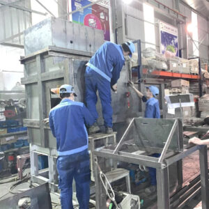 cong-nhan-nau-nhom-mac-quan-ao-bao-ho