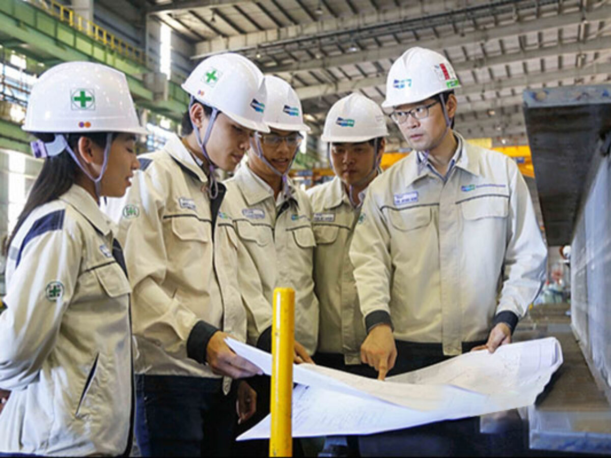 Cách nhận diện kỹ sư công trình qua trang phục của họ